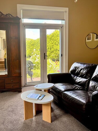 Luxe country retreat far from crowds, close to facilities, cosy warm winter land