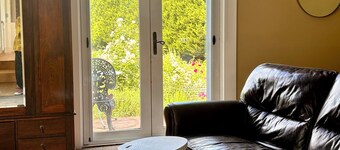 Luxe country retreat far from crowds, close to facilities, cosy warm winter land