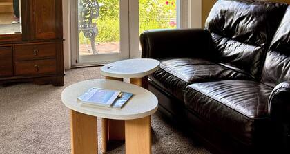 Luxe country retreat far from crowds, close to facilities, cosy warm winter land