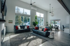 TV, fireplace, books - Mountain home with beautiful view, Full Kitchen, Sleeps 10, Can walk to Woodward (Park City)