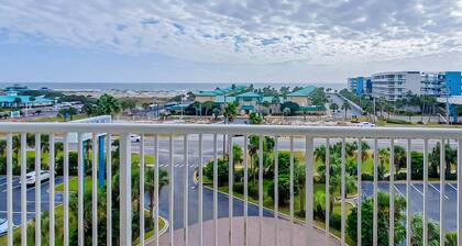 Gorgeous bayside condo with lazy river and beach access