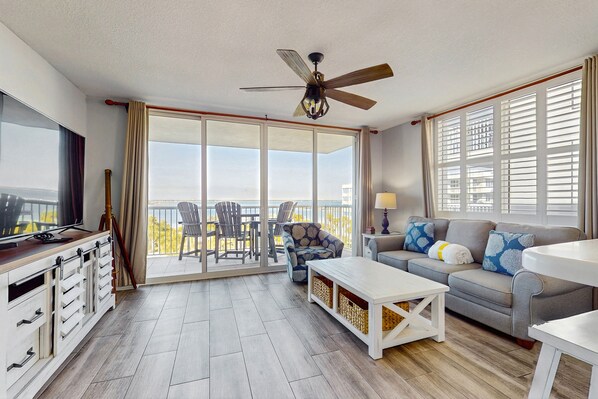 TV - Gorgeous bayside condo with lazy river and beach access (Fort Walton Beach)