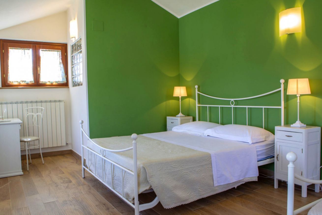 5 عدّة غرف نوم ومكواة/لوح كي وواي فاي وملاءات أسرّة