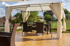Outdoor dining - Villa Campidoglio By MMega (Piane di Falerone)
