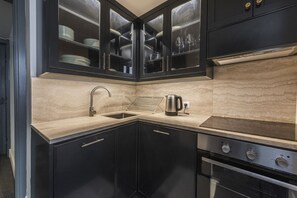 Réfrigérateur, four, plaque de cuisson, cafetière/bouilloire