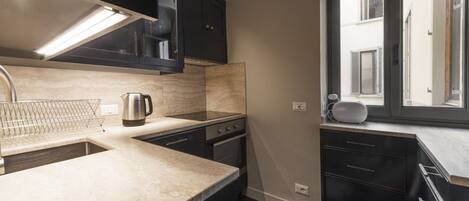 ثلاجة، فرن، موقد طهي مسطح، ماكينة لصنع القهوة/الشاي