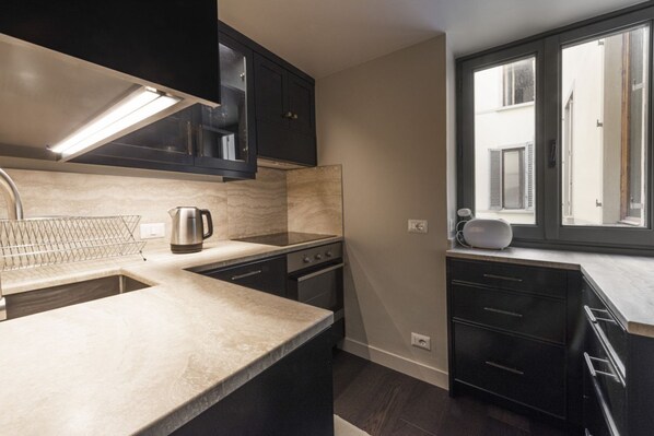 Fridge, oven, stovetop, coffee/tea maker