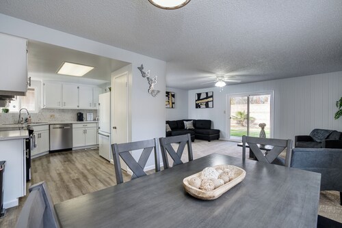 Charming 3-bedroom + Den house with AC and WiFi in awesome North Fresno. 