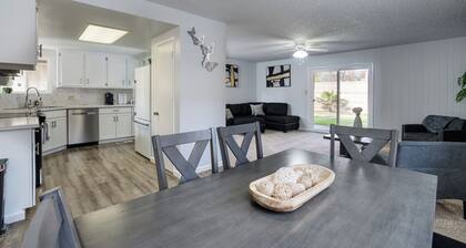 Charming 3-bedroom + Den house with AC and WiFi in awesome North Fresno.