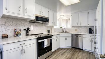 Coffee/tea maker, microwave, oven, stovetop