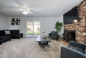 Smart TV, fireplace, table football, books - Charming 3-bedroom + Den house with AC and WiFi in awesome North Fresno.  (Fresno)
