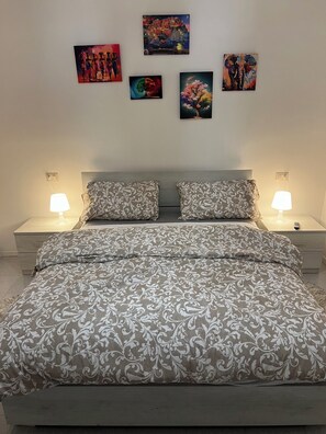 1 slaapkamer, een strijkplank/strijkijzer, wifi, beddengoed