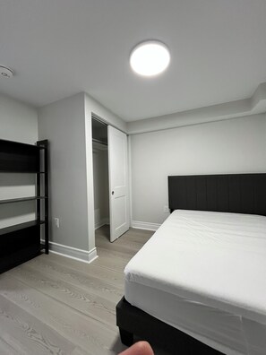 1 bedroom, bed sheets - Cozyroom near Lakeshore and Go station (Mississauga)