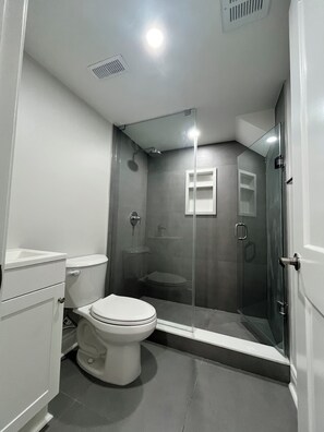 Såpe, sjampo og toalettpapir