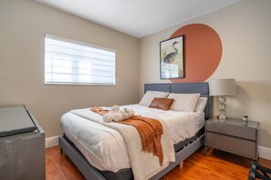 4 bedrooms, desk, iron/ironing board, WiFi - Charming Miami Oasis, 4-bedroom house with Pool and Arcade  (Miami)