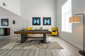 Game room - Charming Miami Oasis, 4-bedroom house with Pool and Arcade  (Miami)