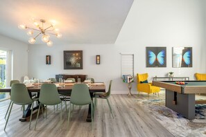 Game room - Charming Miami Oasis, 4-bedroom house with Pool and Arcade  (Miami)