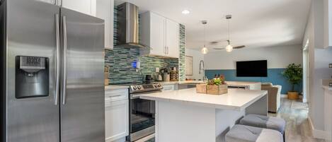 Micro-ondes, four, plaque de cuisson, lave-vaisselle