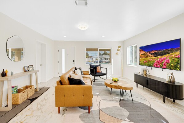 Smart TV - Amazing 4-bedroom house in peaceful Midway City w/ fire pit lounge, backyard (Midway City)