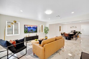 Smart TV - Amazing 4-bedroom house in peaceful Midway City w/ fire pit lounge, backyard (Midway City)