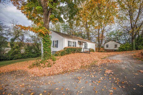 Cozy 2BR/1BA near Knoxville – ideal for relaxation and exploring the Smokies!