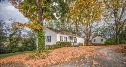 Cozy 2BR/1BA near Knoxville – ideal for relaxation and exploring the Smokies!