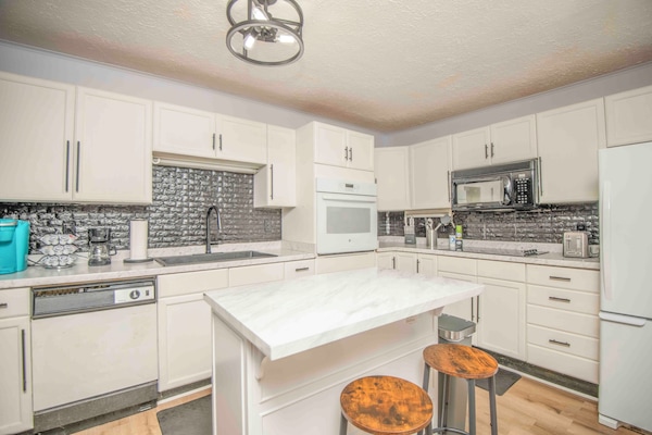 Refrigerador, microondas, horno y parrilla de estufa