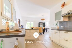 Réfrigérateur, micro-ondes, four, lave-vaisselle