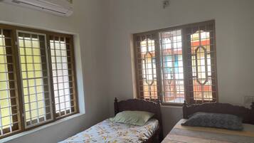 4 bedrooms, iron/ironing board, WiFi, bed sheets