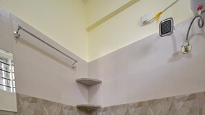 Een badkamer met toilet, wastafel en douche.
