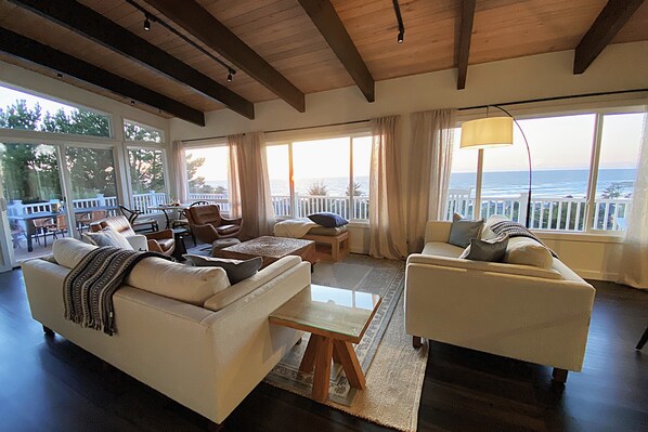 Smart TV, fireplace, books, stereo