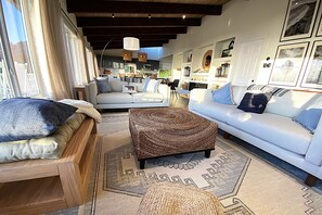 Smart TV, fireplace, books, stereo - Oceanview Designer Family Home – Walk to Beach, Deck, Firepit, Office, Pets (Yachats)