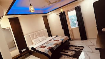 Basic Double Room | Desk, soundproofing, free WiFi
