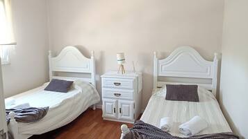 3 bedrooms, iron/ironing board, WiFi, bed sheets