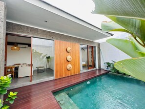 Hồ bơi ngoài trời