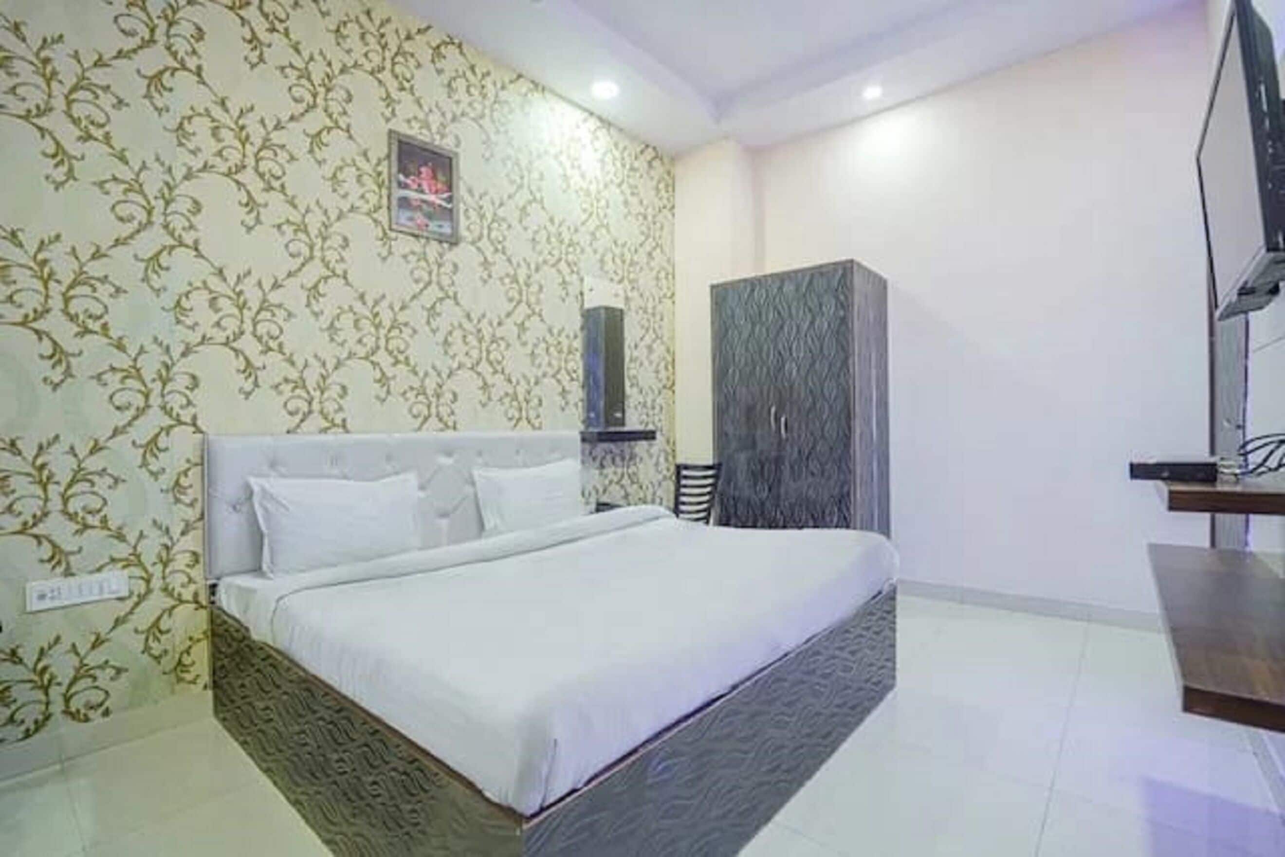 Un dormitorio con cama, armario y televisión.