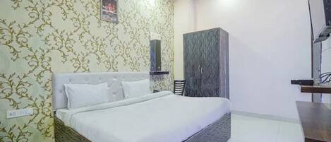 Un dormitorio con cama, armario y televisión.