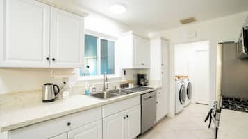 Een koelkast, een magnetron, een oven, een kookplaat