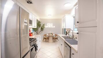 Een koelkast, een magnetron, een oven, een kookplaat