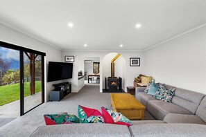 Een televisie, een open haard, boeken en een stereo