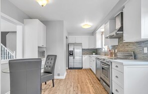 Oven, stovetop - Swifties Home #2 for ERAS TOUR - short walk to GO train
 (Mississauga)