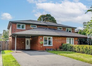 Exterior - Swifties Home #2 for ERAS TOUR - short walk to GO train
 (Mississauga)