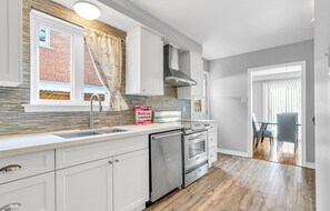 Oven, stovetop - Swifties Home #2 for ERAS TOUR - short walk to GO train
 (Mississauga)