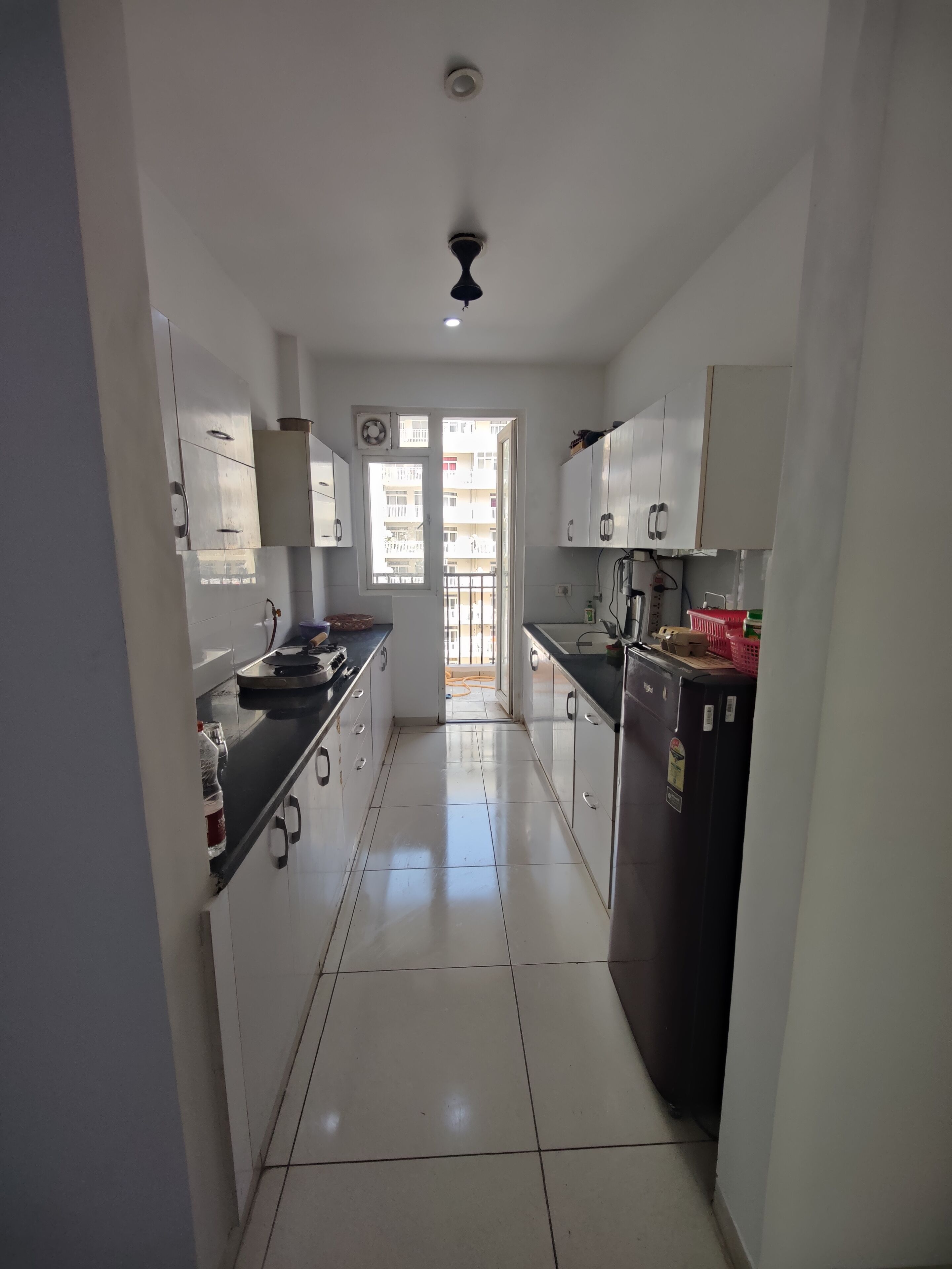 Refrigerador, parrilla de estufa y utensilios de cocina 