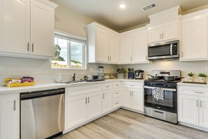Fridge, microwave, stovetop, dishwasher - Chowchilla Home w/ Private Patio! (Chowchilla)