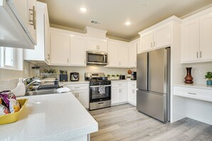 Fridge, microwave, stovetop, dishwasher