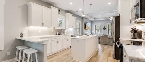 Refrigerador, microondas, lavavajillas y cafetera y tetera