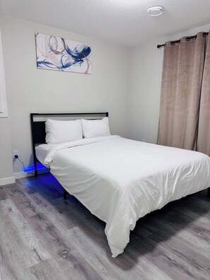 1 bedroom, iron/ironing board, WiFi, bed sheets - Cozy basement suite in Elerslie . (Edmonton)