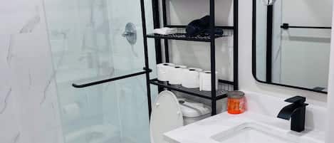 Séchoir à cheveux, serviettes fournies, savon, papier de toilette