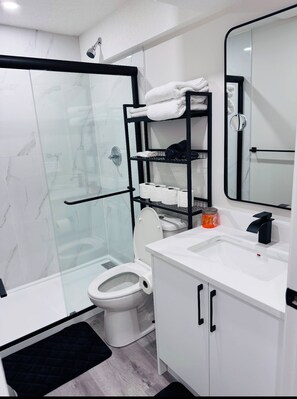 Hair dryer, towels, soap, toilet paper - Cozy basement suite in Elerslie . (Edmonton)